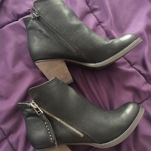 Size 6 black booties wooden heal